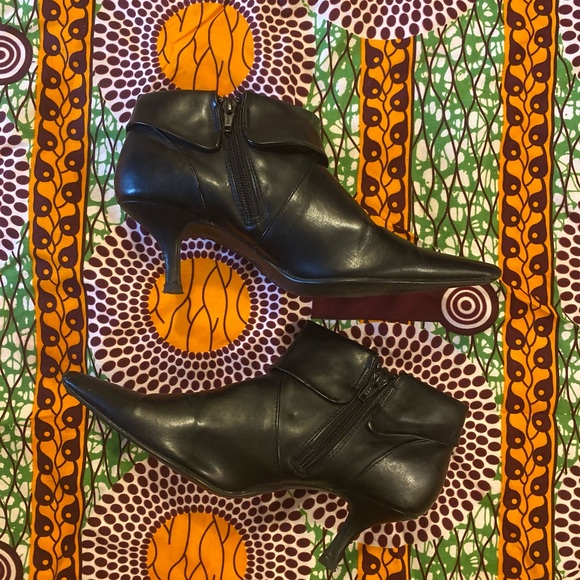 Black collared ankle bootie - Picture 1 of 4